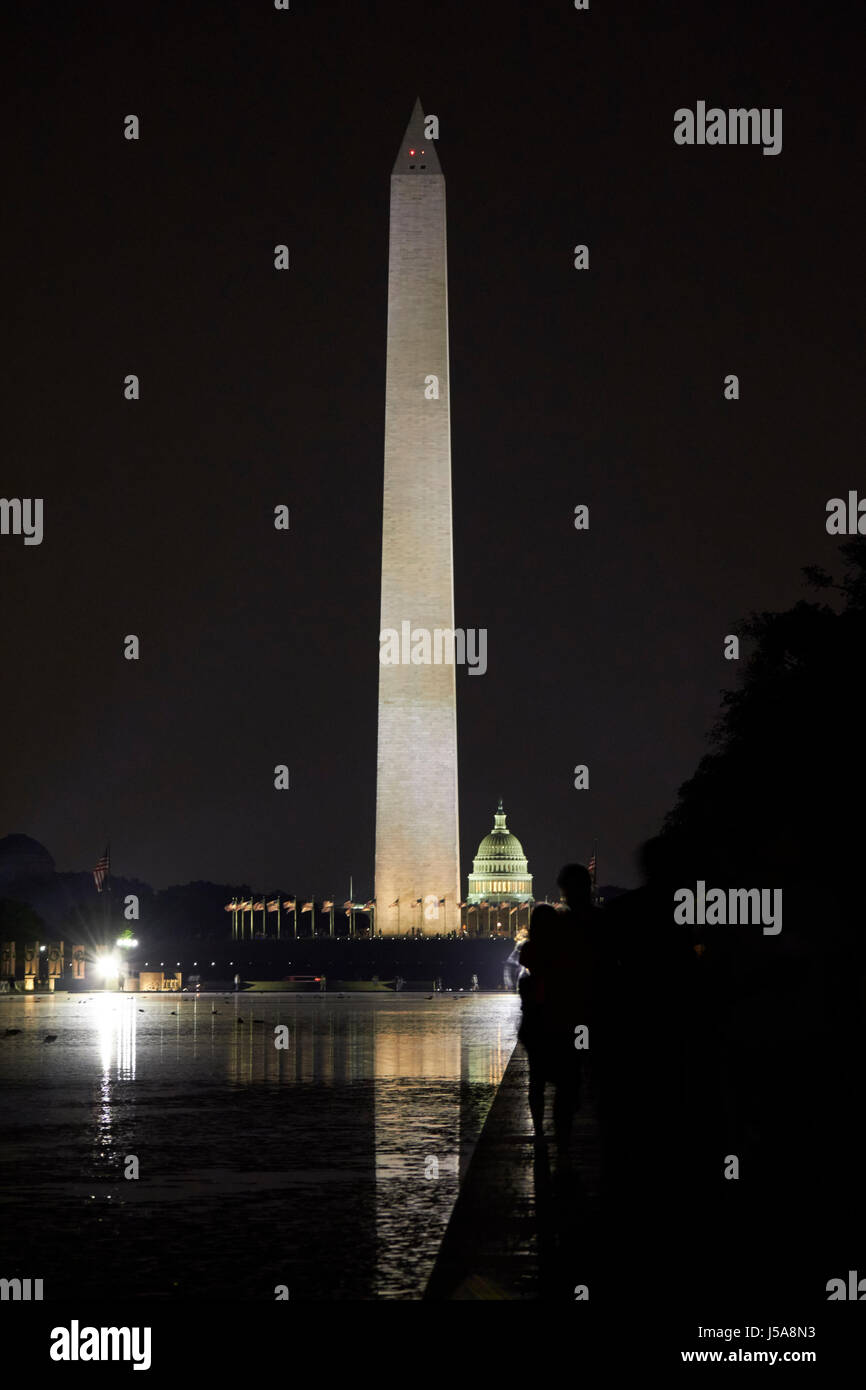 Il monumento di Washington obelisco national mall che riflette la piscina e il capitol di notte Washington DC USA Foto Stock