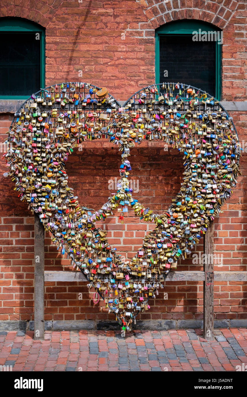 Mathew Rosenblatt lucchetti, serrature, forma di un cuore, simbolo del cuore, simbolo d'amore, concetto d'amore, San Valentino, Distillery District Toronto, Ontario, Canada. Foto Stock
