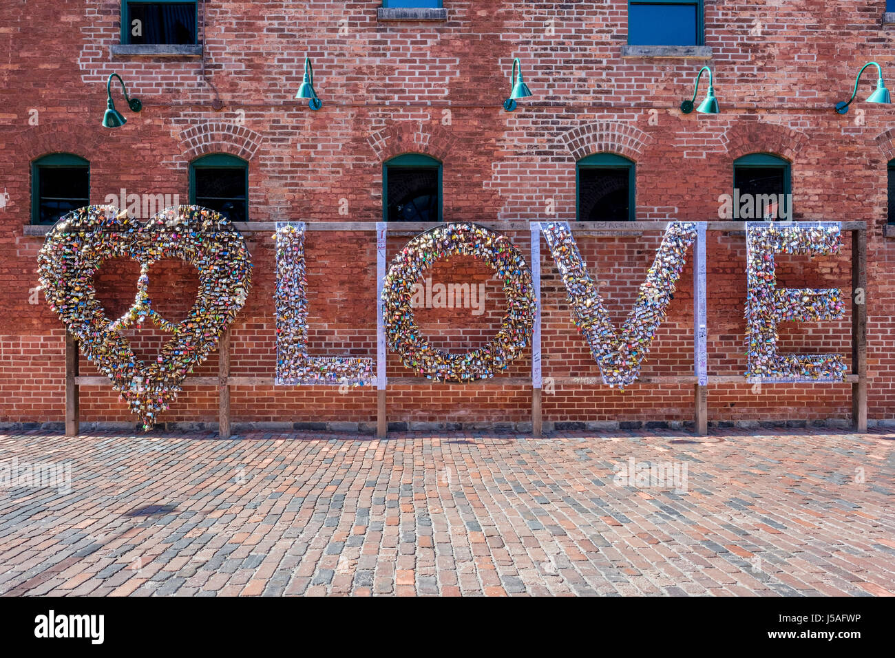Parola amore scritto con lucchetti, Mathew Rosenblatt simbolo d'amore, concetto d'amore, San Valentino, cuore lucchetto, il distretto della Distilleria, Toronto, Ontario Foto Stock