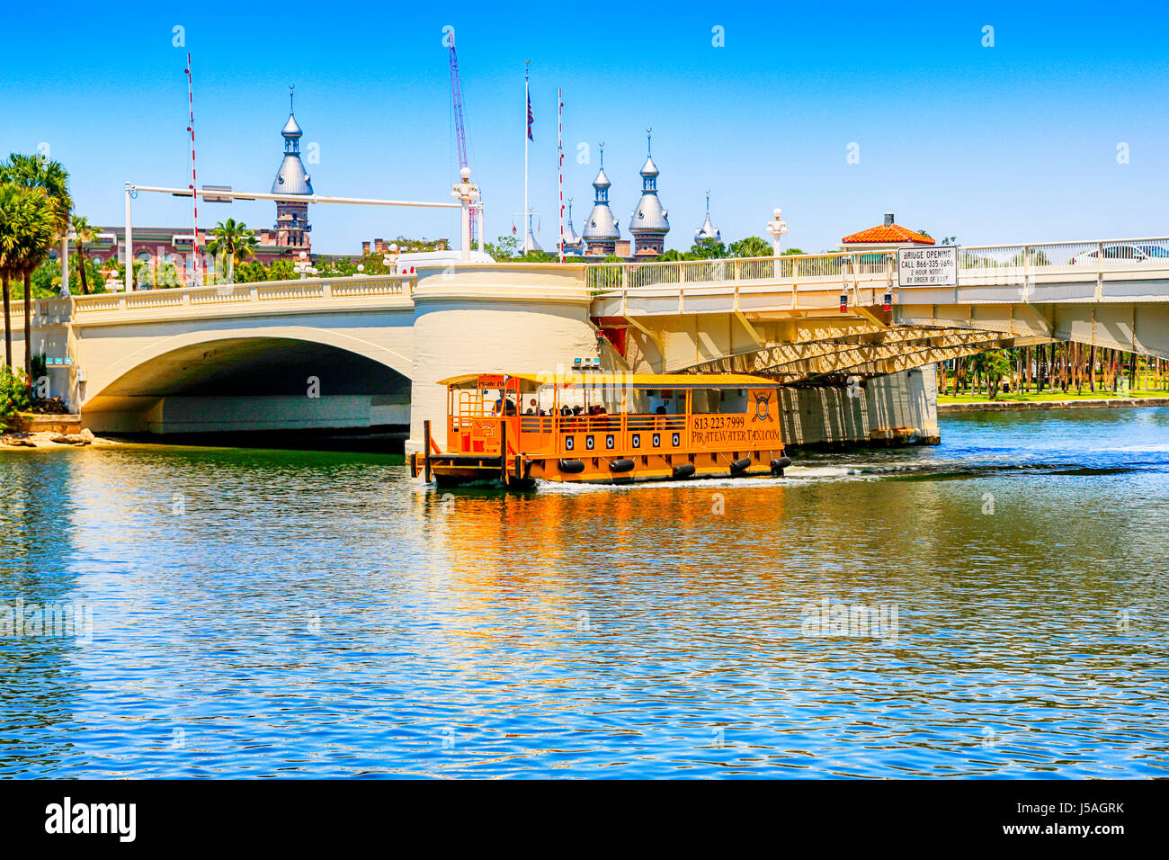 Water-Taxi passa sotto il West Kennedy Street ponte levatoio sopra il fiume Hillsboro in downtown Tampa FL Foto Stock