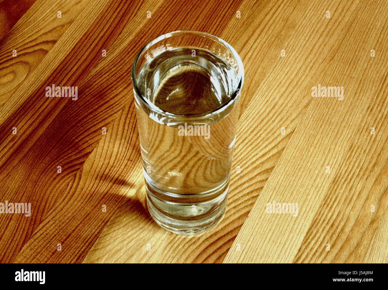 Calice di vetro legno tumbler Acqua potabile Acqua sete piena di filetto farcito glas Foto Stock