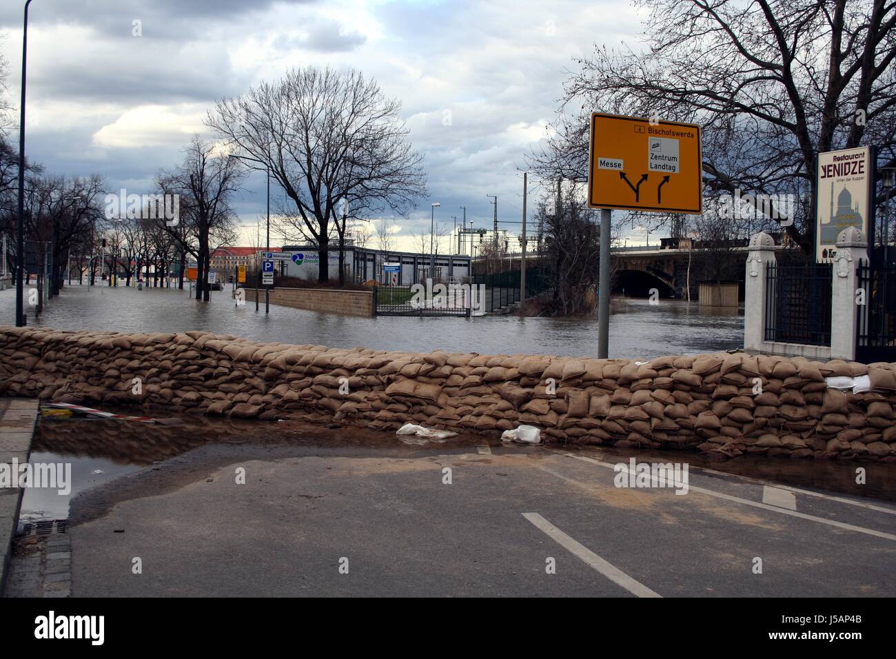 Trasporto di traffico alluvione di Dresda alta marea elbe bloccare contrappeso sacchi di sabbia acqua Foto Stock