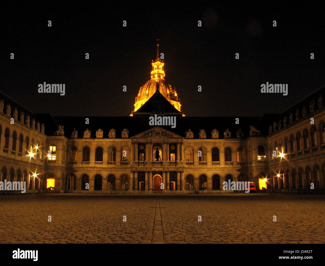 Statua di notte a cupola fotografia paris museum cortile blaze sparkle Napoleone Foto Stock