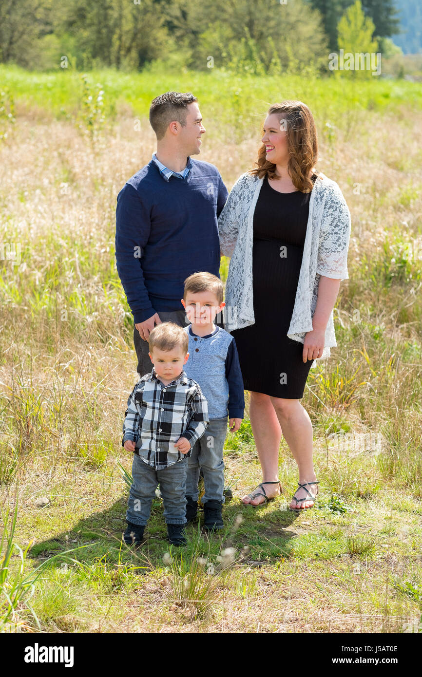 Ritratto di famiglia di quattro all'aperto Foto Stock