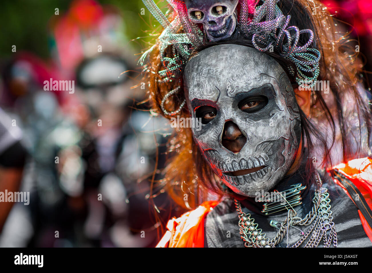 Una giovane donna vestita come La Catrina, prende parte al Giorno dei Morti festival in Città del Messico. Foto Stock