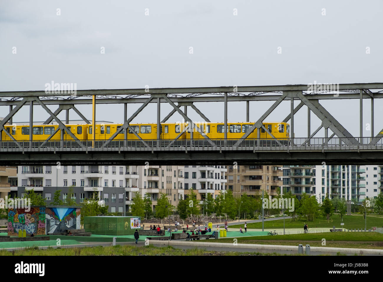 Treno della metropolitana ponte o a Berlino, Gleisdreieck park Foto Stock