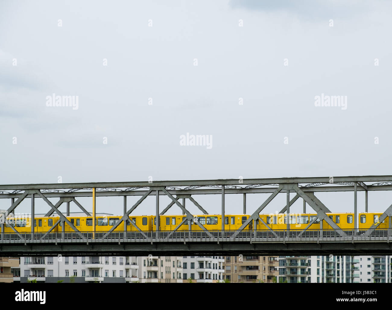 Treno della metropolitana ponte o a Berlino, Gleisdreieck park Foto Stock