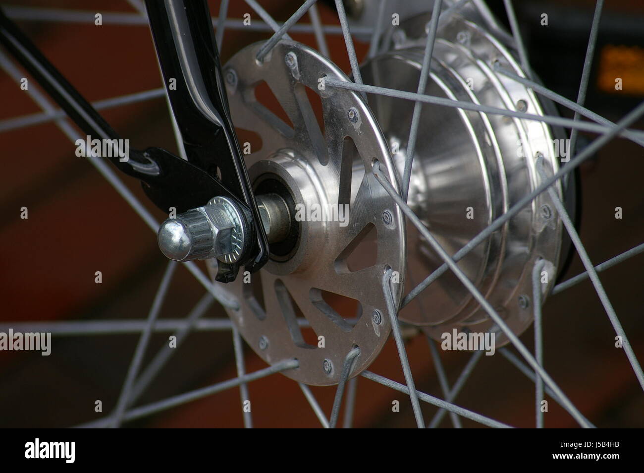 Avvitare la forcella all'asse del mozzo ruota anteriore raggi di bici  trommelbremse ciclo Foto stock - Alamy