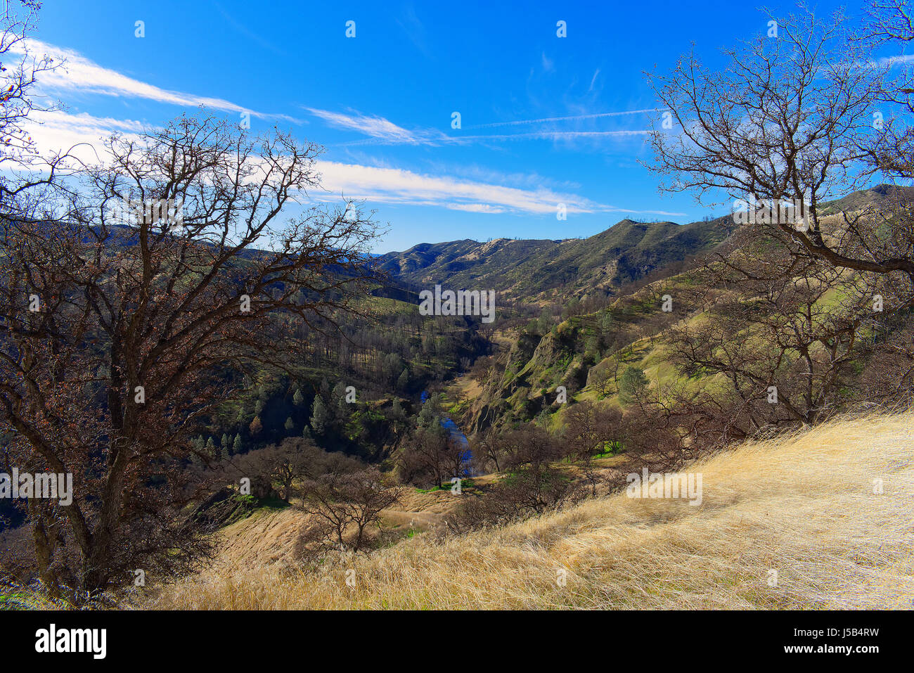 Si affacciano al di sopra di Cache Creek dal crinale lungo il sentiero Redbud, CA, Stati Uniti d'America Foto Stock