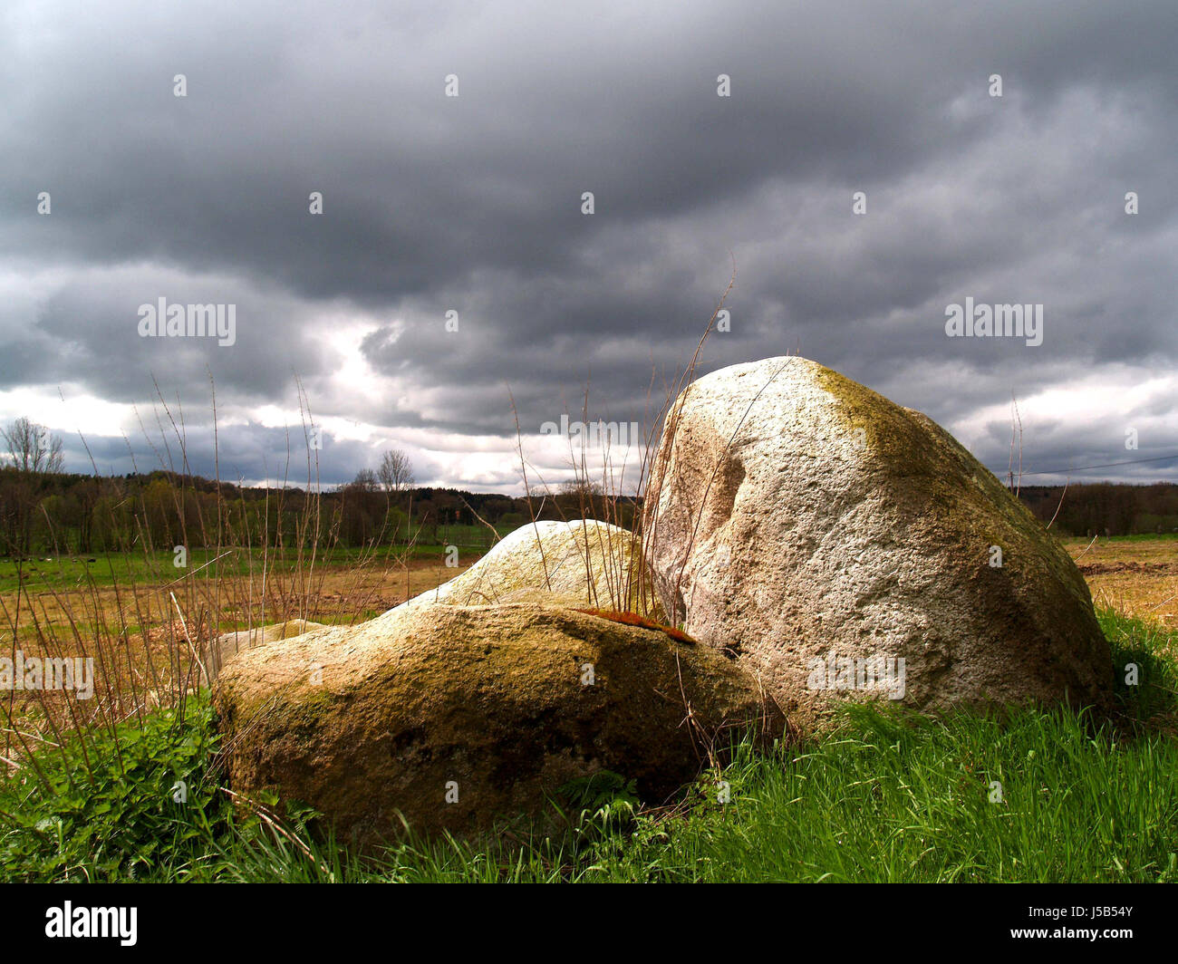 Cielo velato foundlings tomba megalitica hnengrab grosteingrab mytische steine Foto Stock