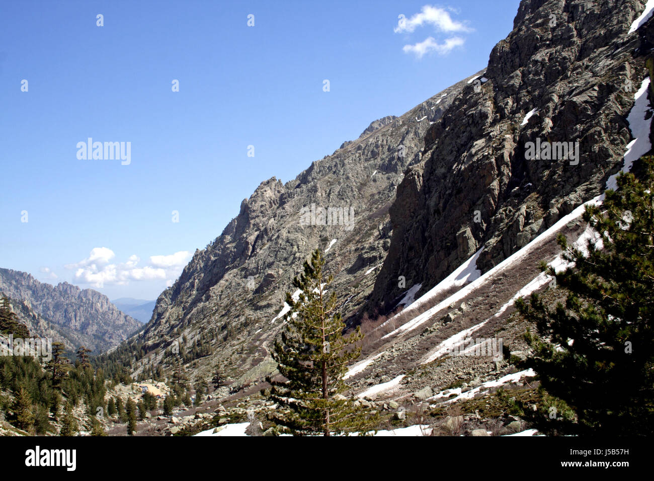 Valle corsica frastagliate gulches boulder mountain restonica schneebedekt Foto Stock