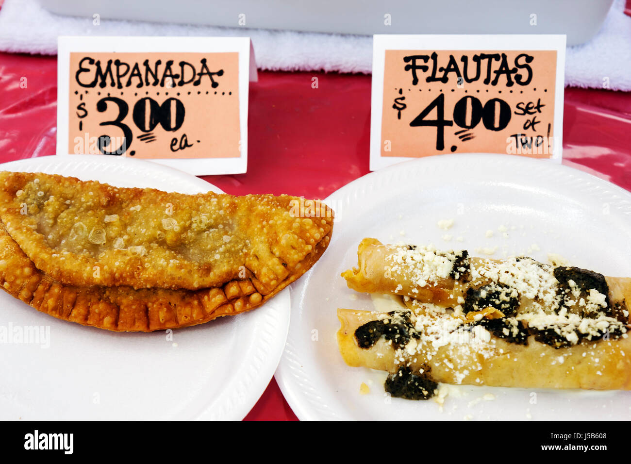 Orlando Florida,Lake Eola Park,Farmers market,vendor vendor stall stalli stand mercato,buyer comprando vendere,cibo,empanada,latino,flautas,tu Foto Stock