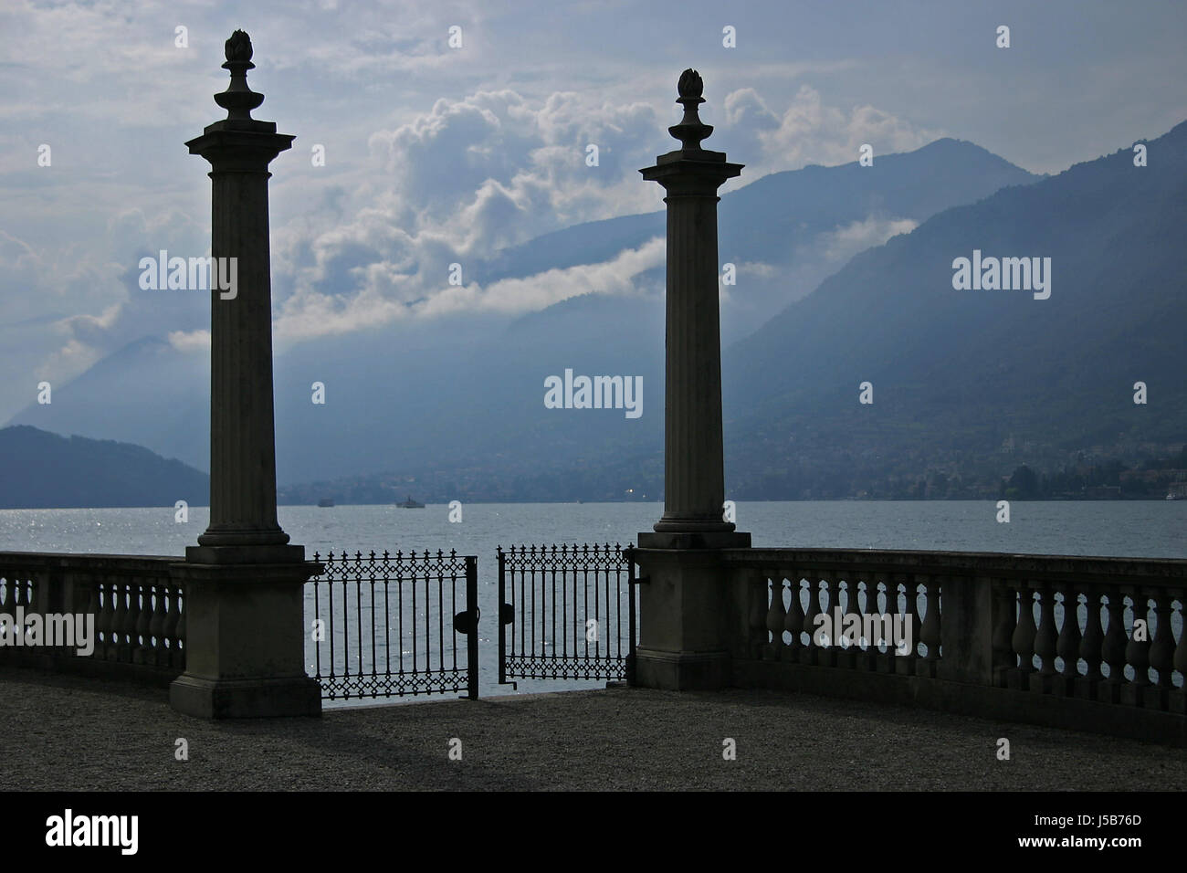 Blue religione dio montagne cielo paradiso colonne cloud obiettivo porta di passaggio Foto Stock