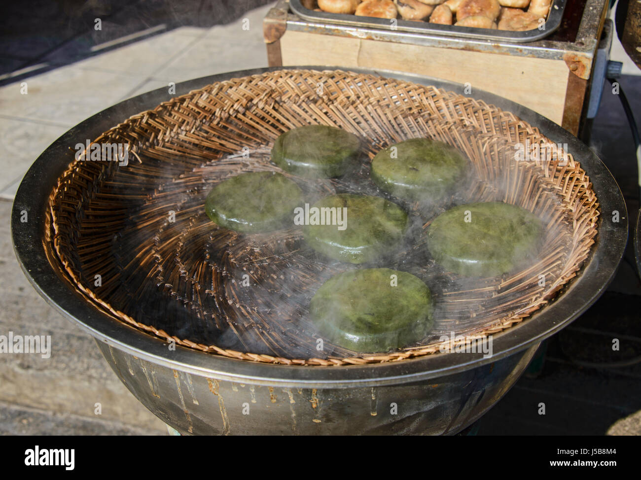 Arrosto di cottura vegetali nel borgo antico di Xidi, Anhui, Cina Foto Stock