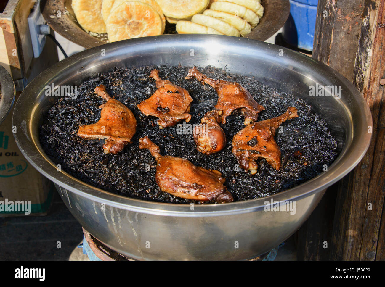 Condotto di arrosto la cottura nel borgo antico di Xidi, Anhui, Cina Foto Stock