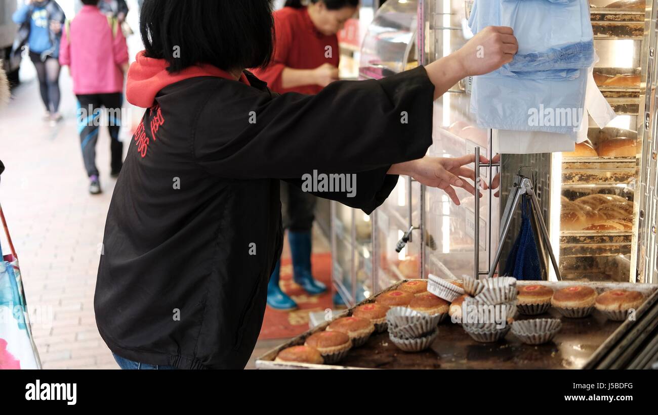Torte calde venditore Yen Chow Street Sham Shui Po Kowloon Hong Kong Foto Stock
