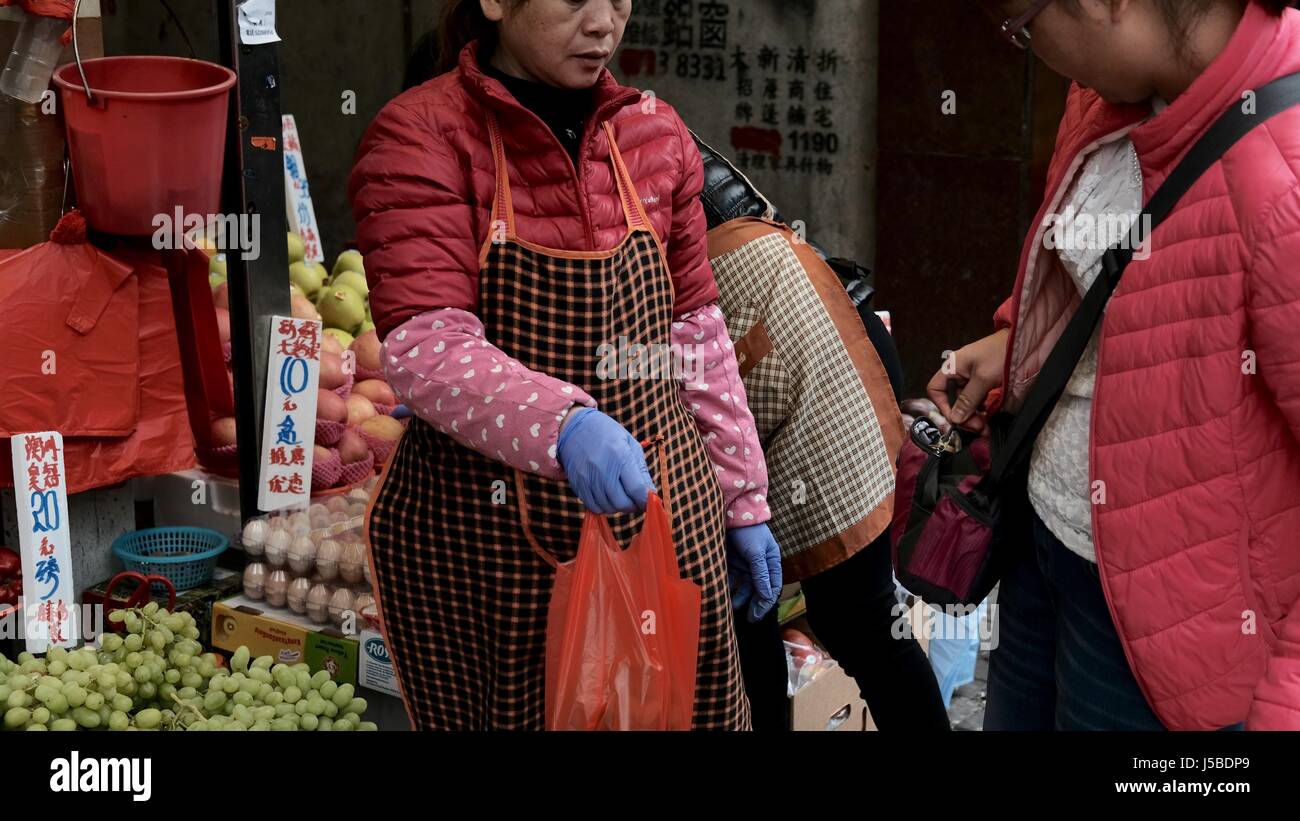 La gente anziana acquistando e vendendo i loro averi Yen Chow St Mercato delle Pulci a Sham Shui Po Kowloon Hong Kong Foto Stock