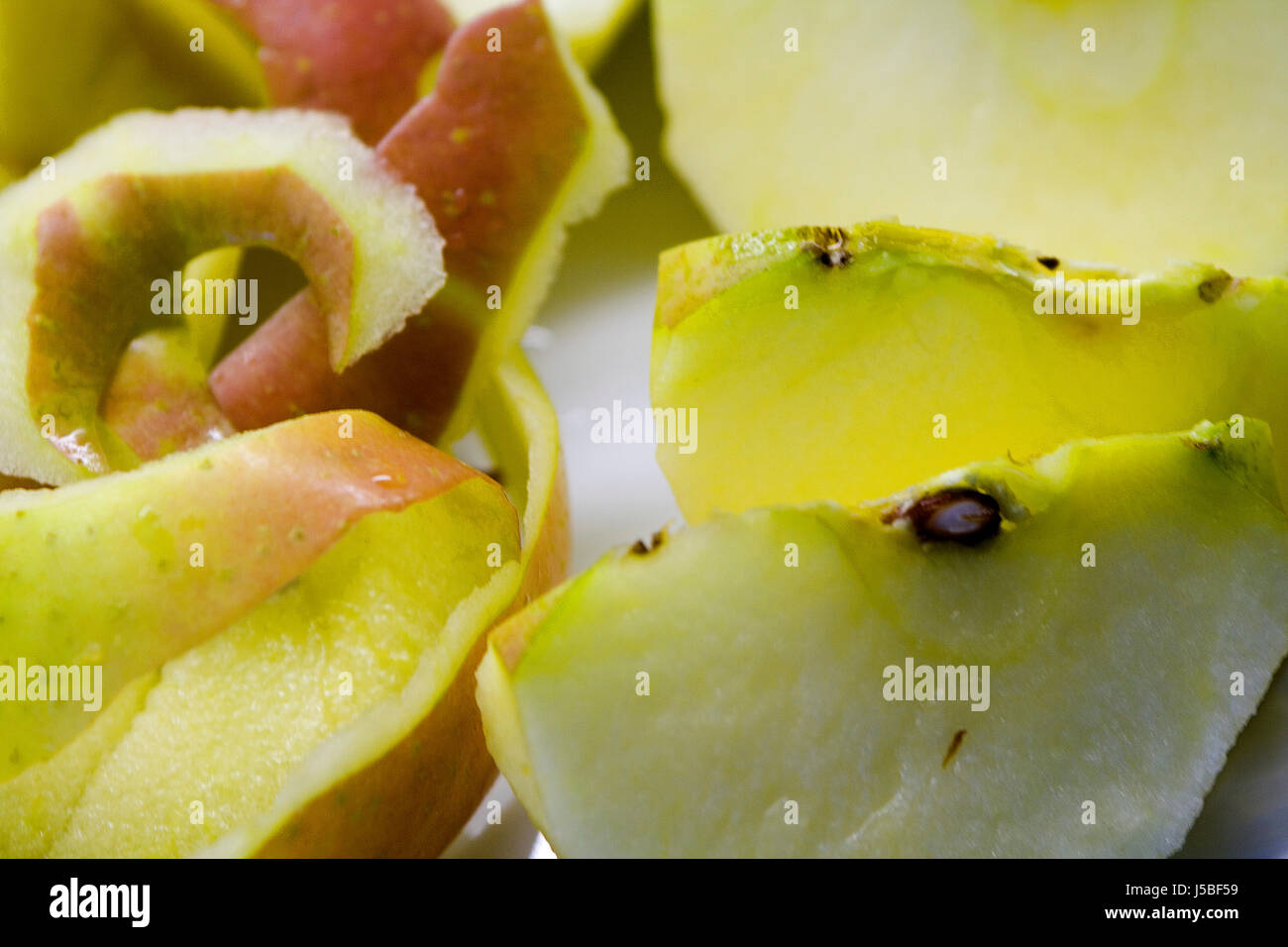 Argento verde mela apple cucina cucina piastra recipiente bagnato tagliare apple peel bocce Foto Stock