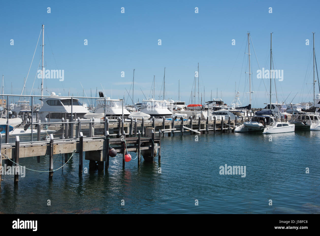 Royal Perth Yacht Club con velieri ormeggiati sotto un cielo blu chiaro in Fremantle, Western Australia. Foto Stock