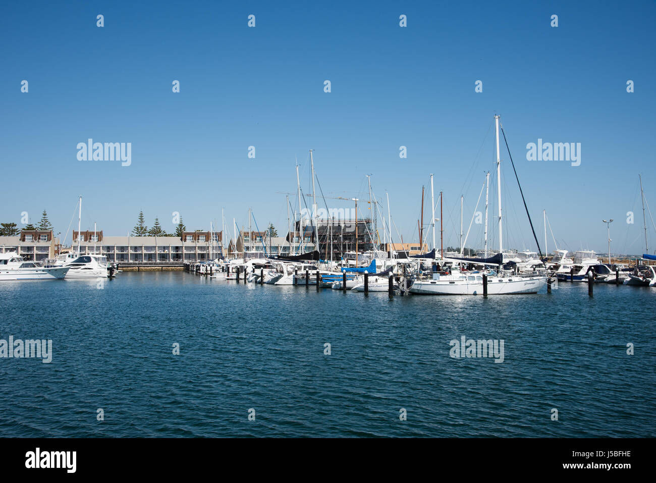 Yacht penna con barche a vela e la costruzione presso il Royal Perth Yacht Club di Fremantle, Western Australia. Foto Stock