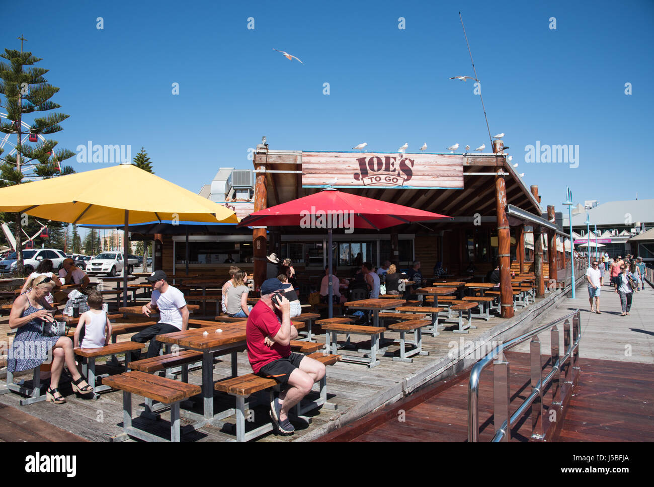 Fremantle,WA,Australia-November 13,2016:persone mangiare presso i tavoli per picnic all'aperto a Joe il mercato del pesce dal porto di Fremantle,Western Australia. Foto Stock