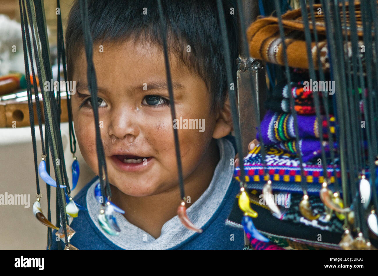 Bambino aborigeno, in un negozio di artscraft. Tilcara, Argentina Foto Stock
