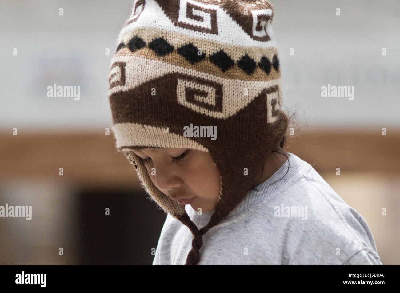 Bambino aborigeno, che guarda triste. Tilcara, Argentina Foto Stock