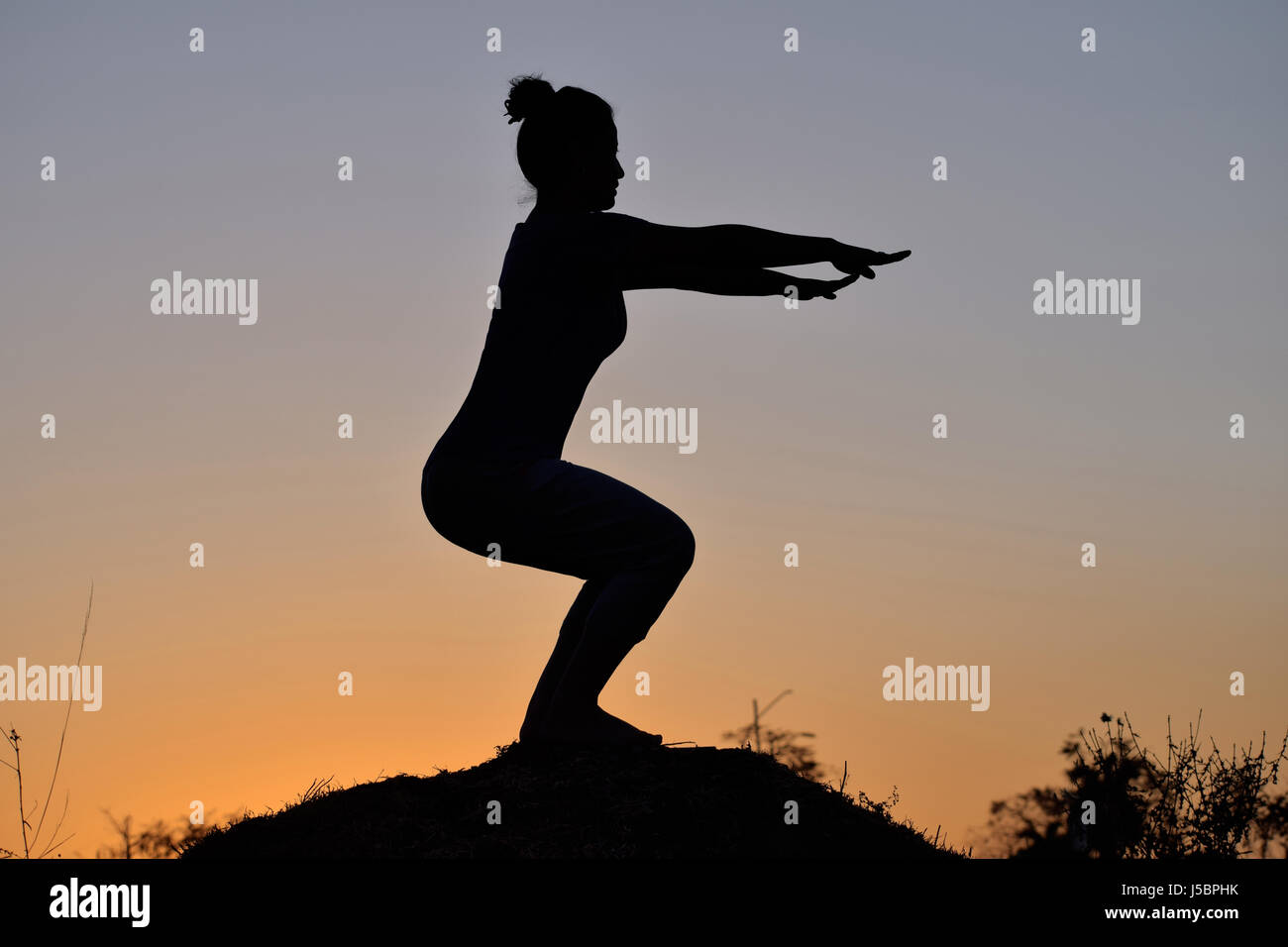 Silhouette della bambina nella posa di yoga di Pune, Maharashtra Foto Stock