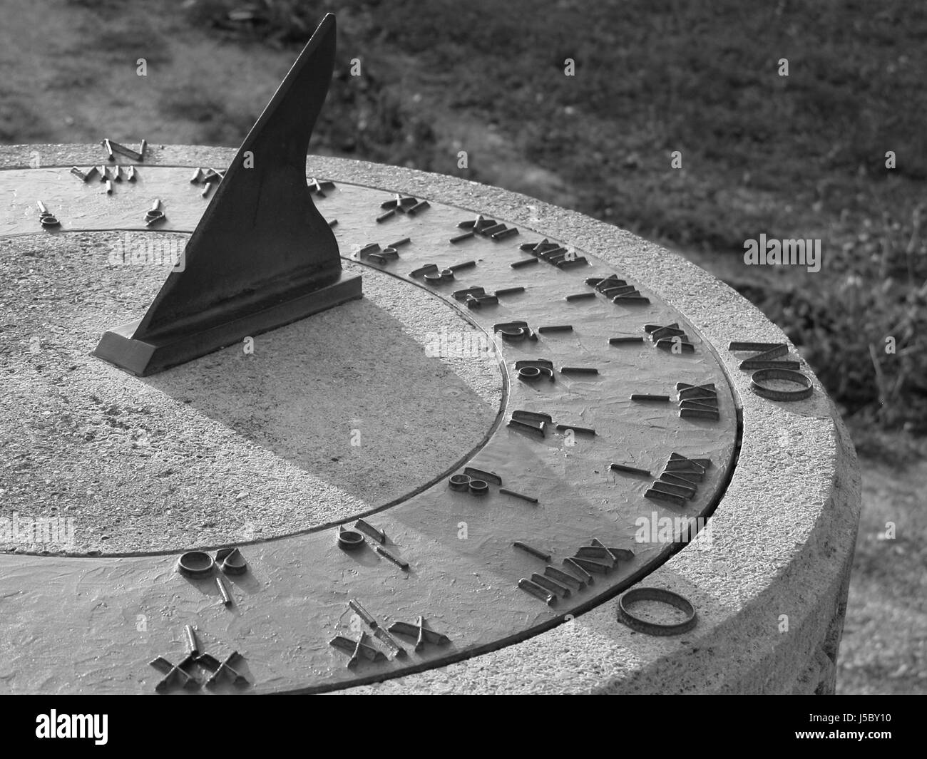 Bw orologio sun dial valori numerici della misurazione del tempo shaddow conteggio numeri ombra Foto Stock