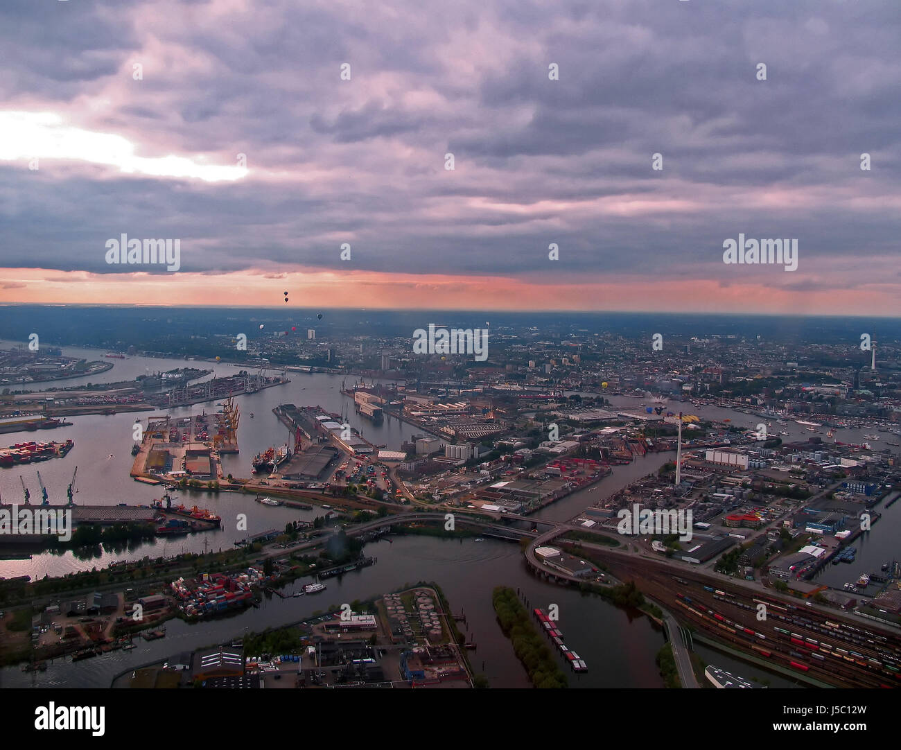 Acque di metropolis Harbor Hamburg città anseatica città panoramica porti elba Foto Stock