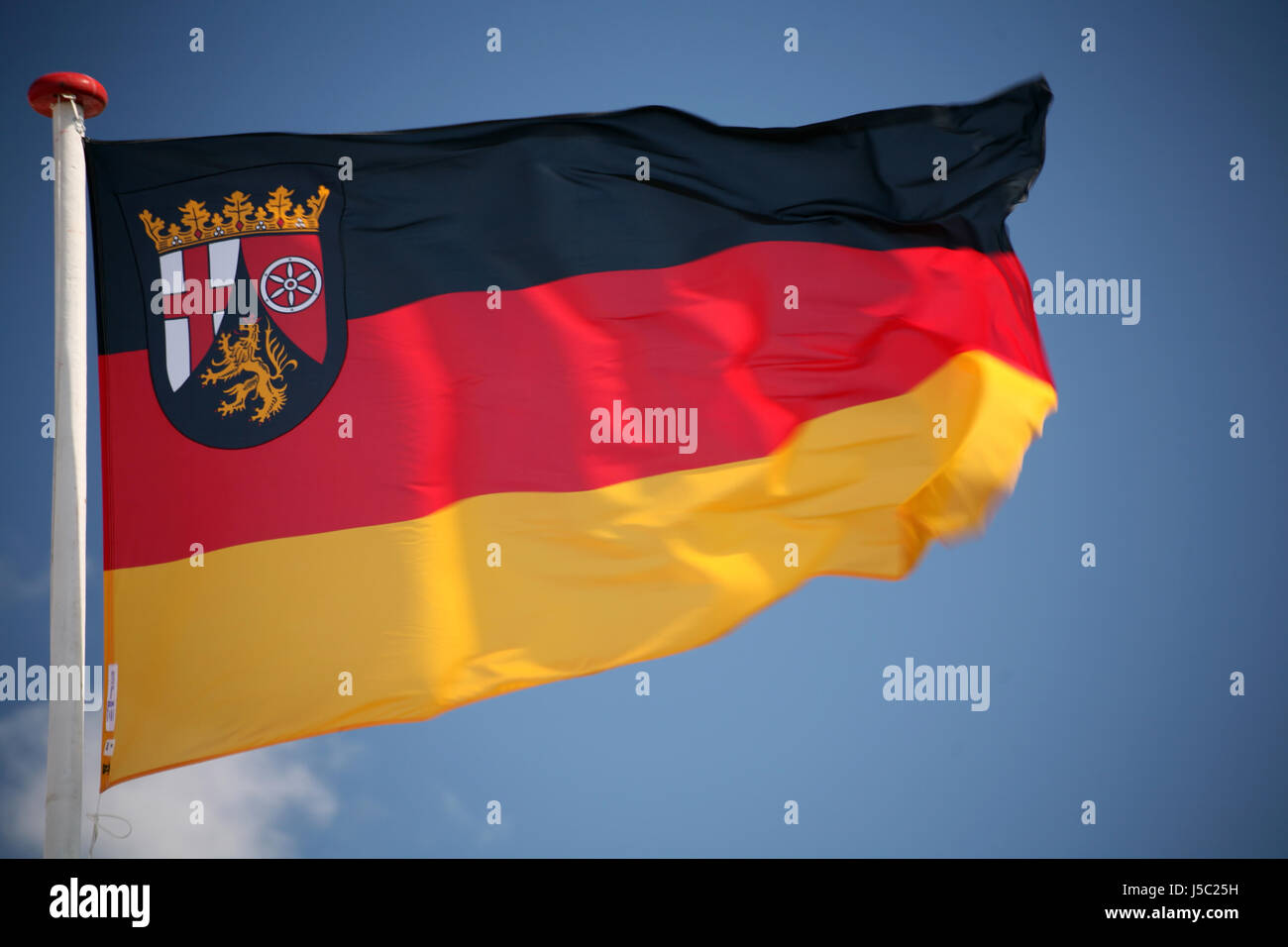 Bandiera tedesca del montante di flagstaff dello stato nazionale pennone RHEINLAND-PFALZ bundesfahne Foto Stock