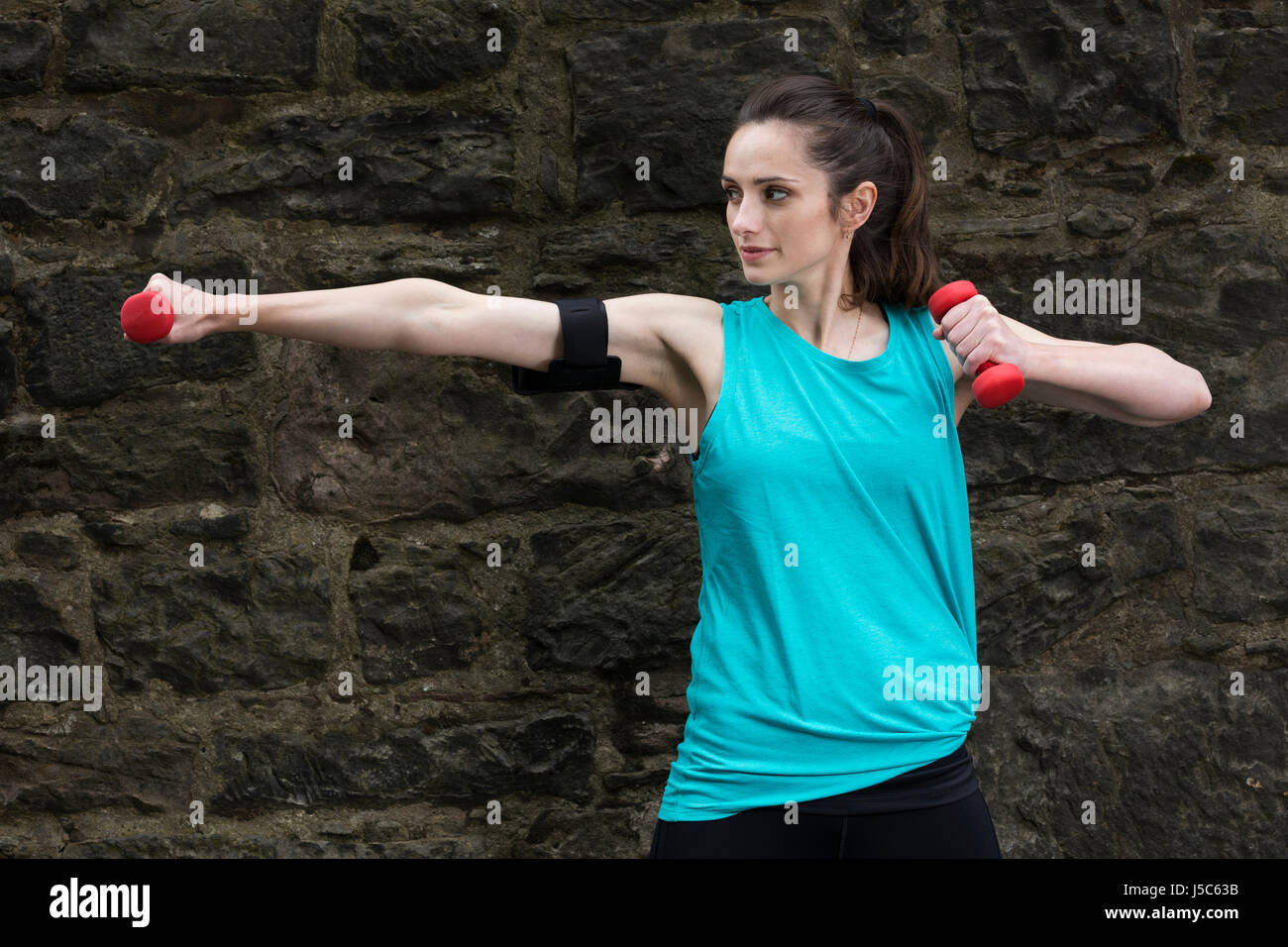 Athletic donna athletic utilizzando manubri. Azione e uno stile di vita sano concetto. Foto Stock