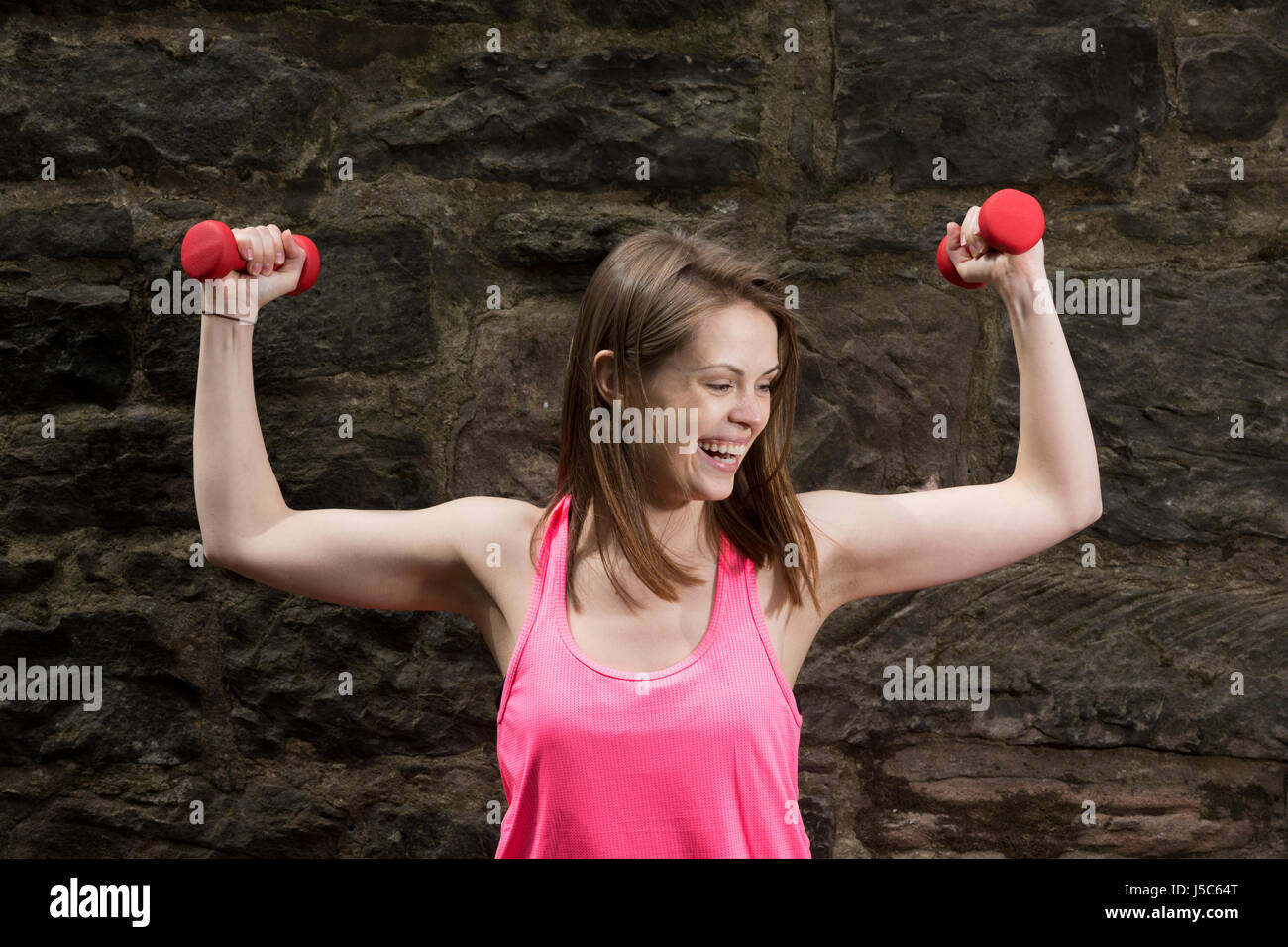 Athletic donna athletic utilizzando manubri. Azione e uno stile di vita sano concetto. Foto Stock