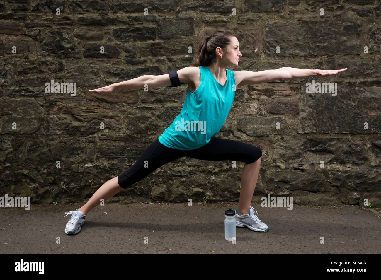 Athletic donna stretching prima o dopo la formazione. Azione e uno stile di vita sano concetto. Foto Stock