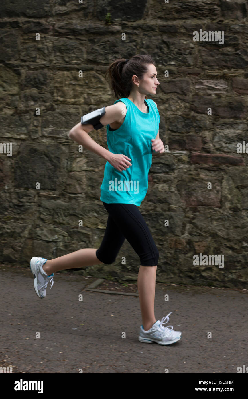 Athletic donna in esecuzione all'esterno. Azione e uno stile di vita sano concetto. Foto Stock