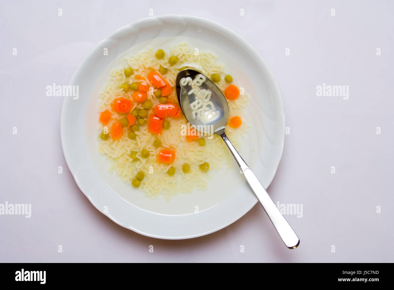 Istruzione lettere isolate piastra tagliatelle dolce carote vegetali topview Foto Stock