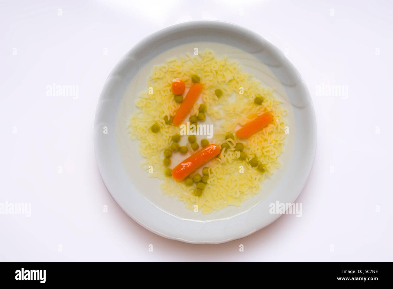 Istruzione lettere isolate piastra tagliatelle dolce carote vegetali topview Foto Stock