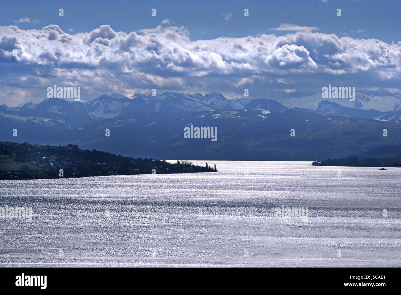 Turismo alpi Zurigo acqua salata oceano mare nuvole d'acqua meteo montagne blu Foto Stock