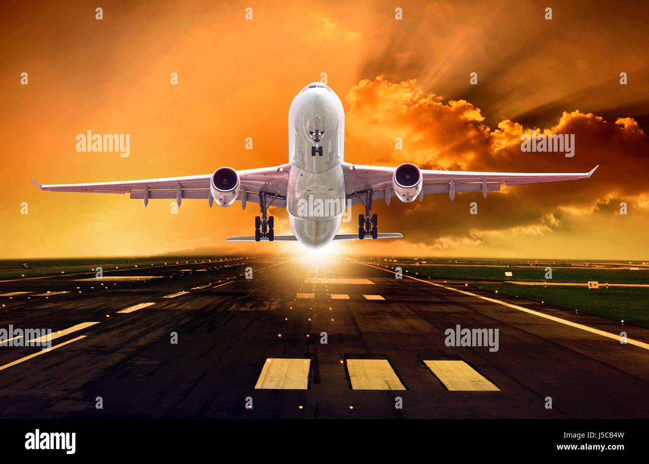 Il passeggero aereo decollare da piste di decollo e atterraggio contro la bella dusky sky con copia di utilizzo di spazio per il trasporto aereo ,viaggio e viaggi aziendali per l'industria Foto Stock