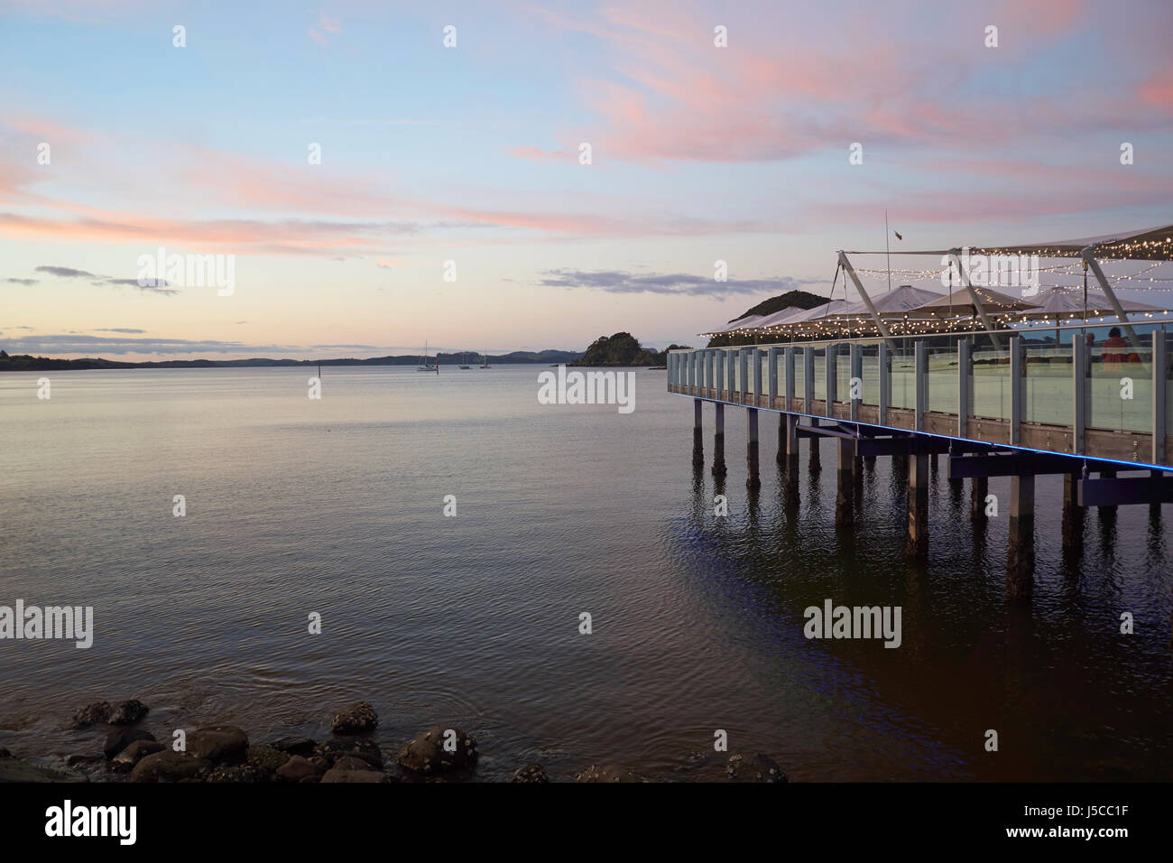 Pontile di notte dopo il tramonto - in Paihia, Bay of Islands, Northland e Nuova Zelanda Foto Stock
