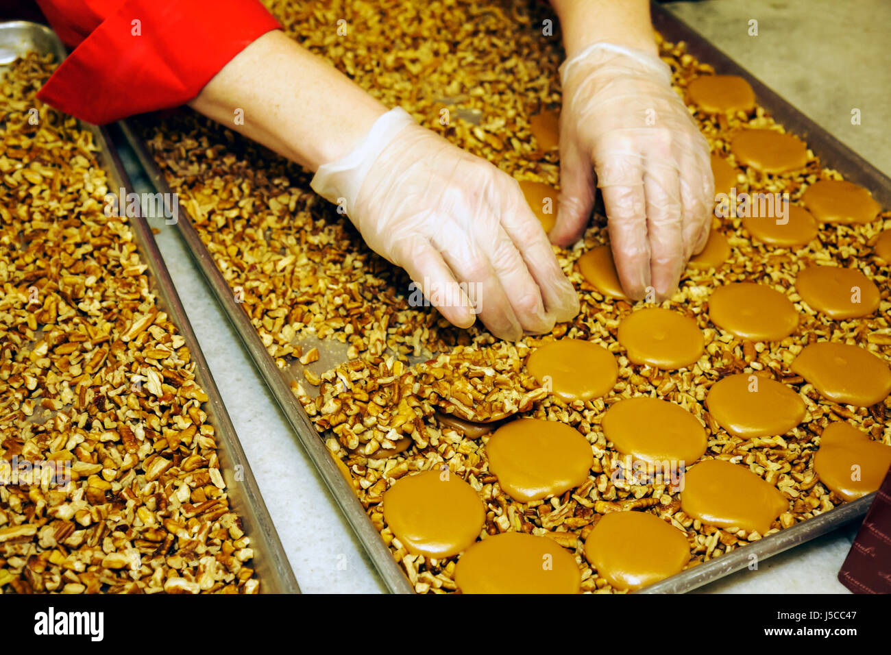 Georgia Savannah, Savannah Historic District, City Market, Savannah's Candy Kitchen, prodotti artigianali, guanti in lattice, Gophers al cioccolato al latte, noci pecan, caramello, vassoio, asse Foto Stock