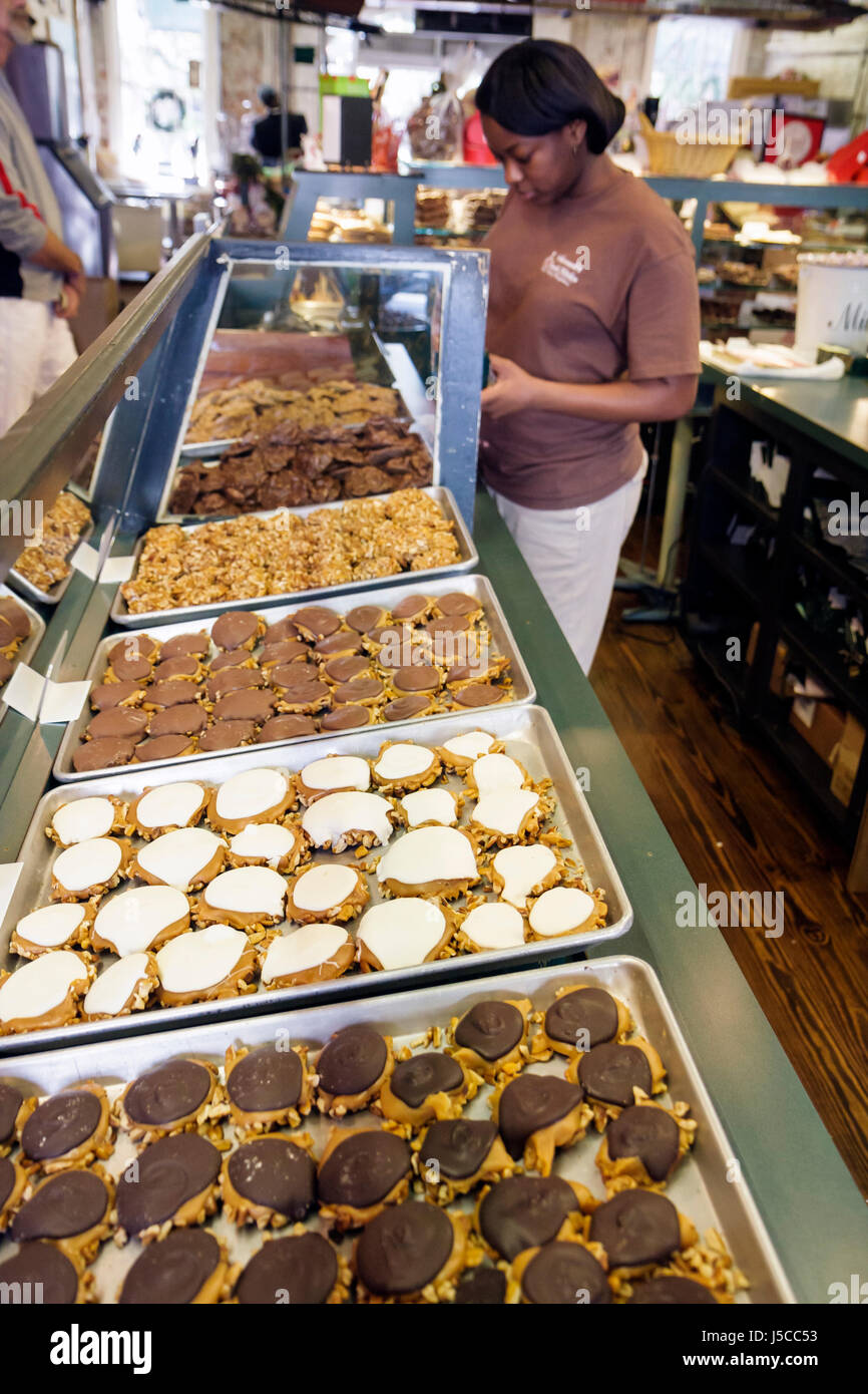 Georgia Savannah,Savannah Historic District,City Market,Savannah's Candy Kitchen,fatto a mano,Black Blacks African Africans etnic minorità,donna donne fe Foto Stock