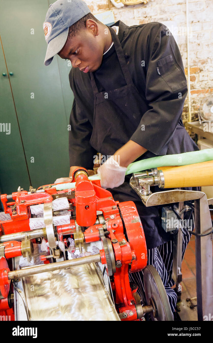 Georgia Savannah,Savannah Historic District,City Market,Savannah's Candy Kitchen,fatto a mano,uomo nero uomini maschio adulti,dolciaio,lavoro,lavoro,ecc Foto Stock