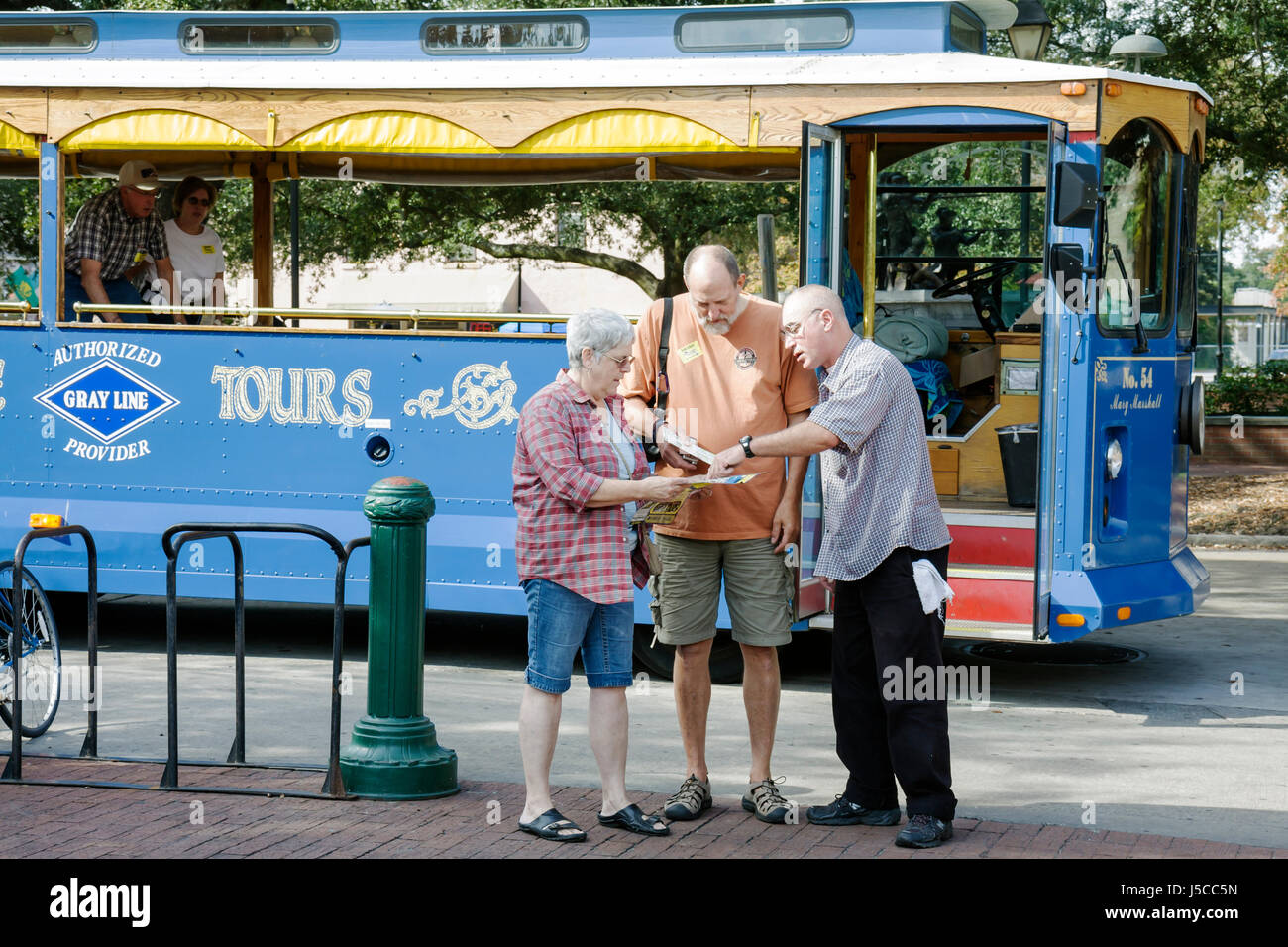 Georgia Savannah, Savannah Historic District, City Market, Gray Line, tour in tram, uomo uomini maschio adulti, donna donna donna donna, coppia, guida, mappa, direzione Foto Stock