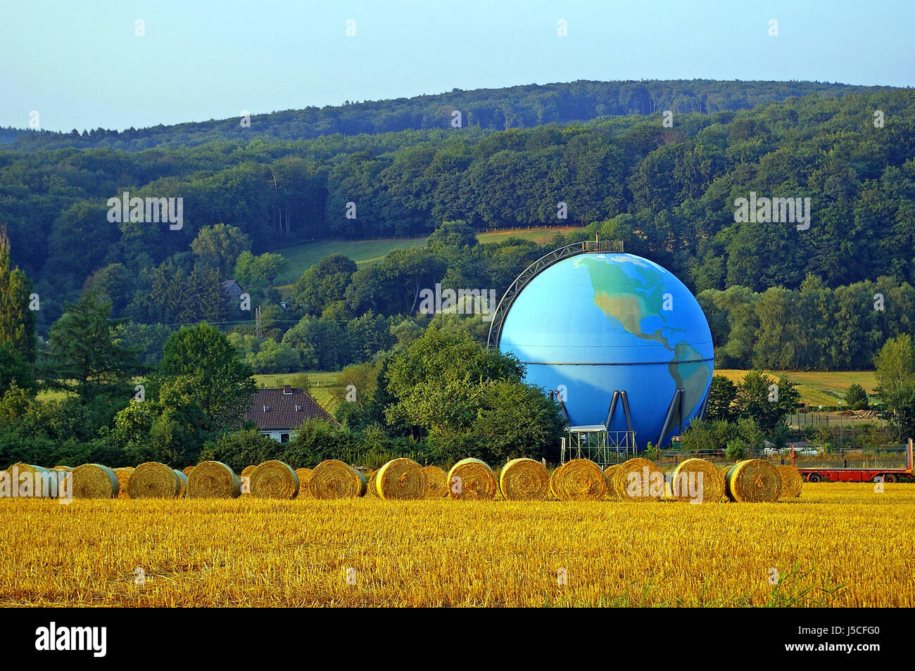 Albero di foraggere alberi agricoltura agricoltura ordine del campo palla di paglia agricoltore Paglia Fieno Foto Stock