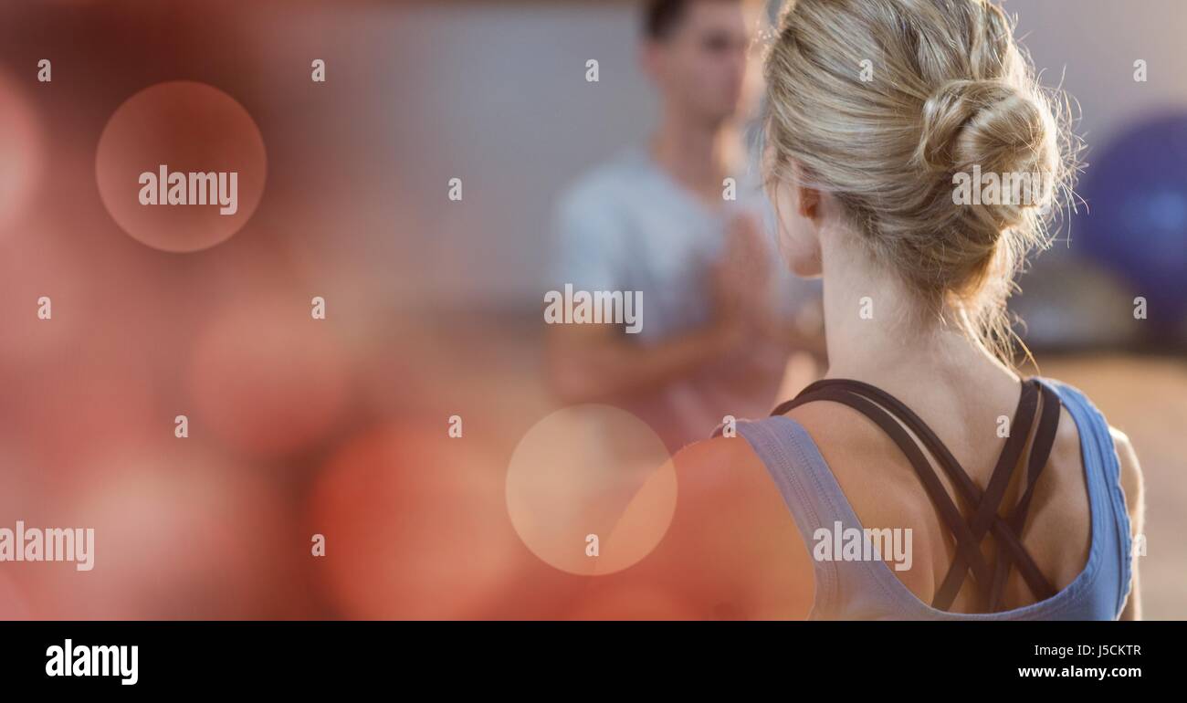 Composito Digitale della vista posteriore della donna fare yoga in palestra Foto Stock
