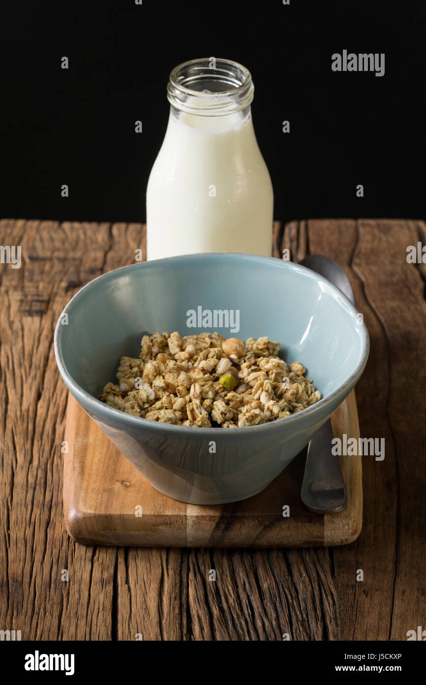 Una ciotola di muesli o granola, su un rustico sfondo di legno. Foto Stock