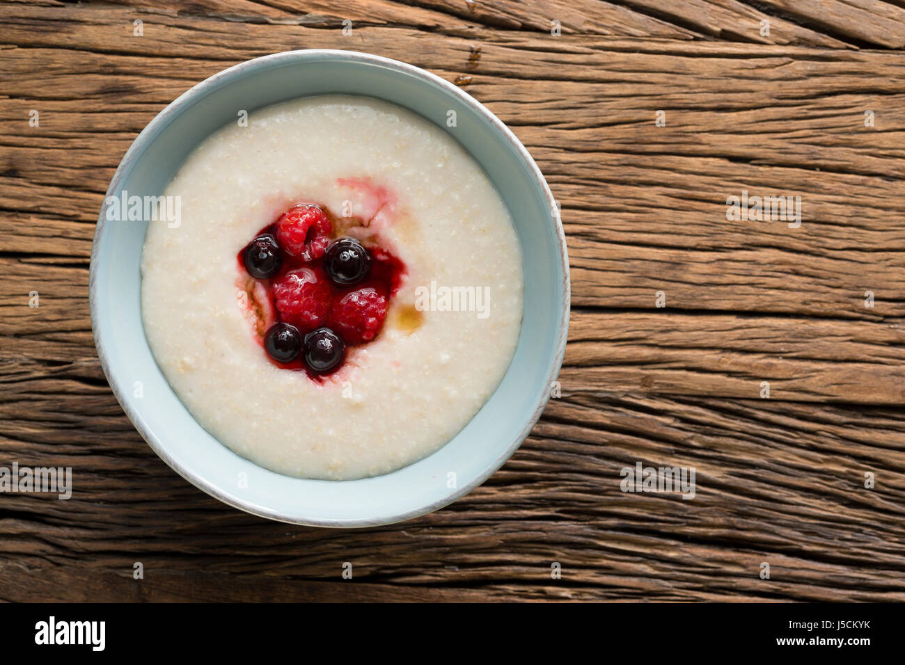 Cucinata fresca crema di farina e di latte su un rustico sfondo di legno. Foto Stock