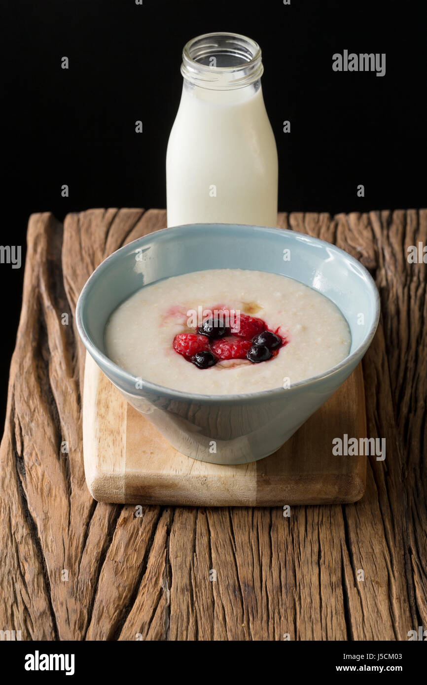 Cucinata fresca crema di farina e di latte su un rustico sfondo di legno. Foto Stock