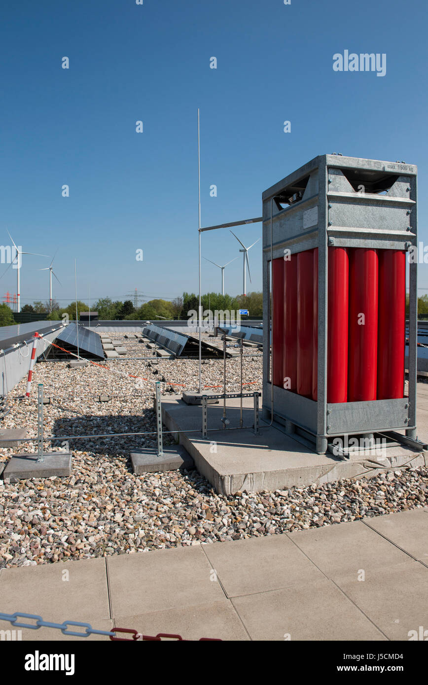Germania Amburgo, HAW technolgy center CC4E con lo stoccaggio di idrogeno, unità fotovoltaiche e Nordex wind farm Curslack / Deutschland, Amburgo, HAW Technologiezentrum CC4E, Dach mit Solaranlage PV und Wasserstoff Speicher, Hintergrund Windpark Curslack mit Nordex N117 Windkraftanlagen Foto Stock